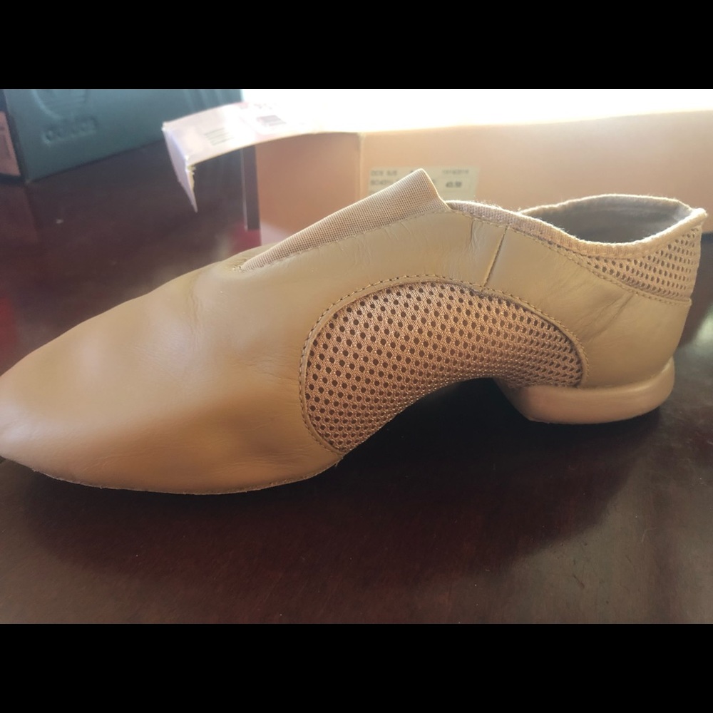 Bloch flow slip on jazz dance shoe tan size 7.5